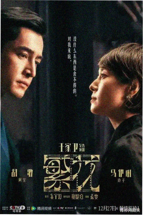 砂锅小馆灶台上的四只砂锅与配料碟